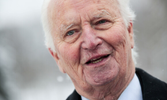 SENTRAL SKIKKELSE: Thorvald Stoltenberg var fremtredende i norsk offentlighet lenge etter at han ble pensjonist. Her ankommer han bisettelsen til Odvar Nordli i Tangen kirke i januar. Foto: Lise Åserud / NTB scanpix SENTRAL SKIKKELSE: Thorvald Stoltenberg var fremtredende i norsk offentlighet lenge etter at han ble pensjonist. Her ankommer han bisettelsen til Odvar Nordli i Tangen kirke i januar. Foto: Lise Åserud / NTB scanpix